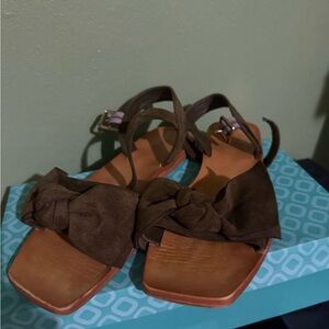 Chic Brown Sandals with Bow Detail